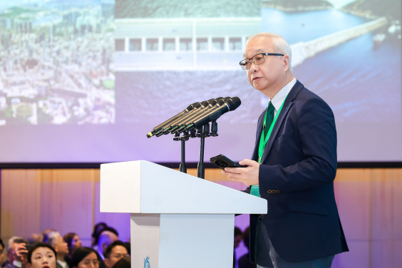 Mr TSE Chin-wan, Secretary for Environment and Ecology, shared the initiatives of the HKSAR government at the forum.